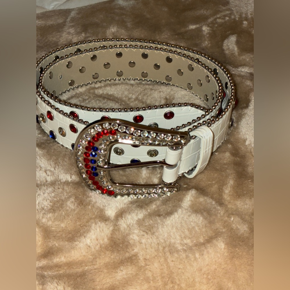 Stylish White Studded Belt with red/blue Rhinestone Buckle Sz XS/S - Picture 5 of 9